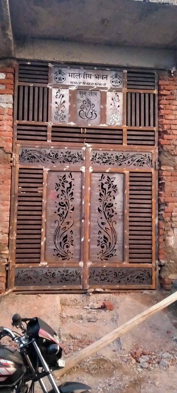 Decorative CNC laser-cut gate with floral patterns and nameplate installed at a residence in Cuttack
